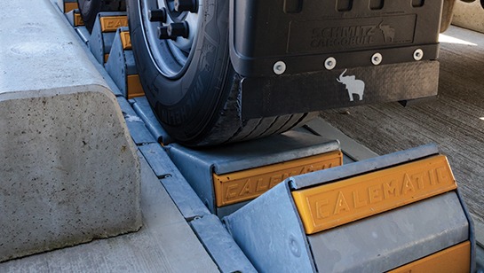 Cale de roue de camion pour bloquer lors d'un chargement