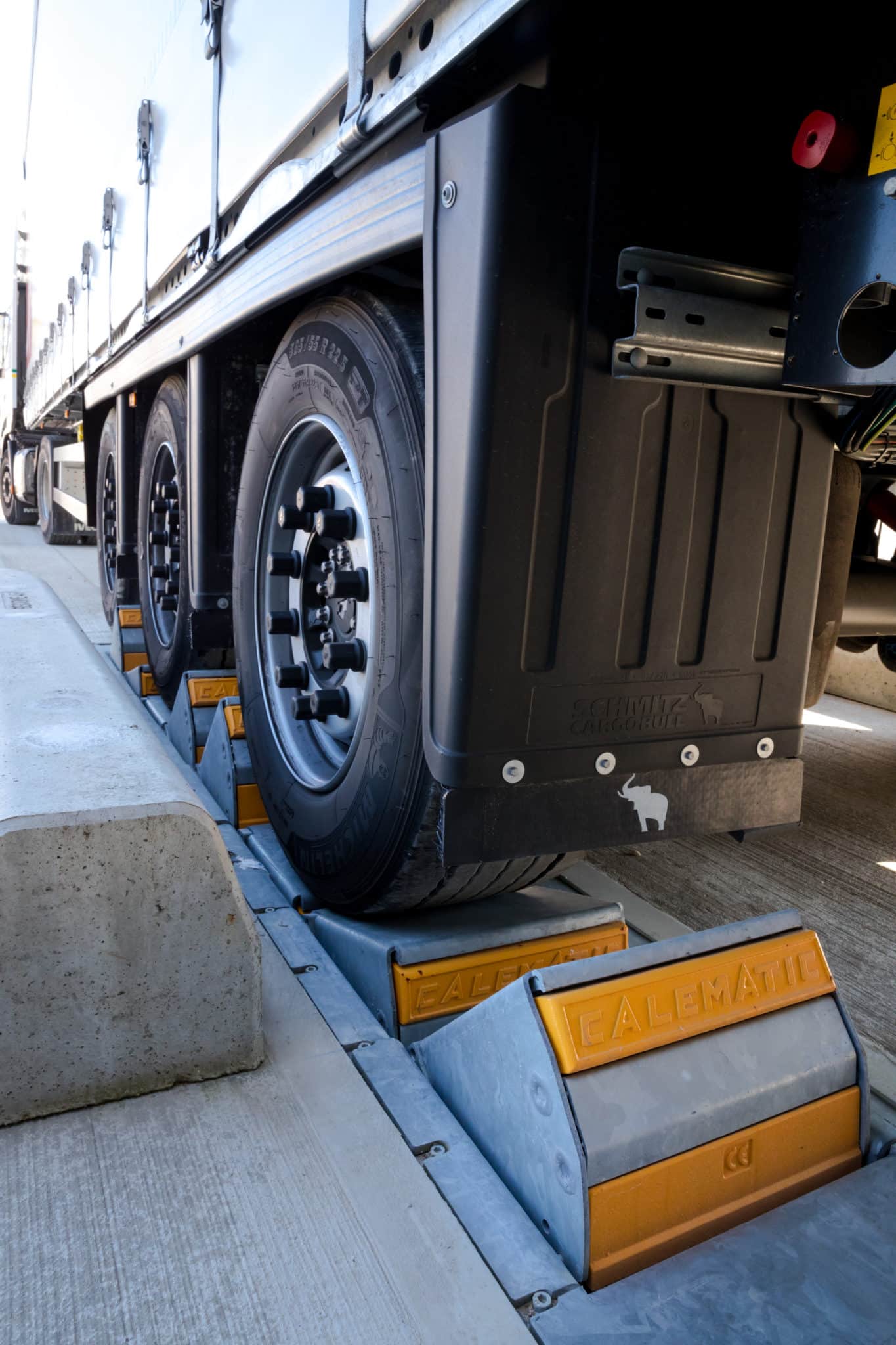 Cales de roues de caoutchouc pour voitures véhicules et caravane  157x250x188 mm - Cablematic