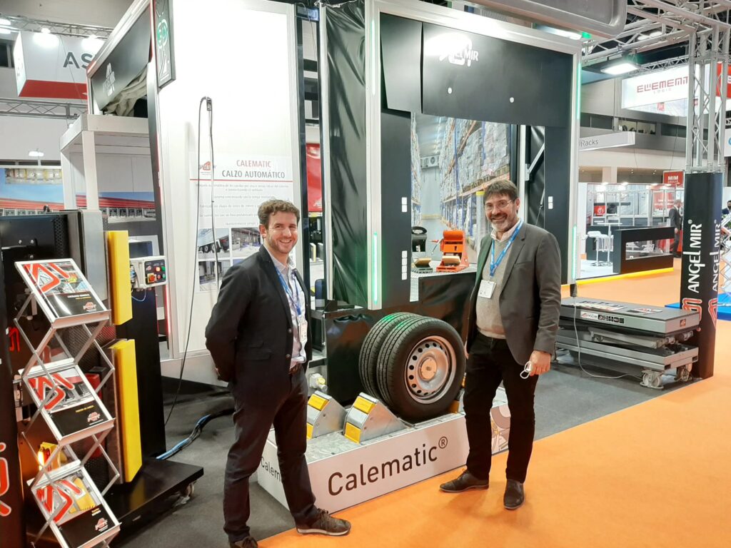 deux hommes devant un stand calematic