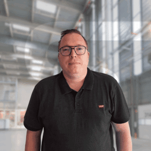 Grégory pris de face en portrait avec un polo noir