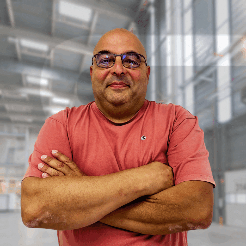 Homme avec t shirt rose bras croisés