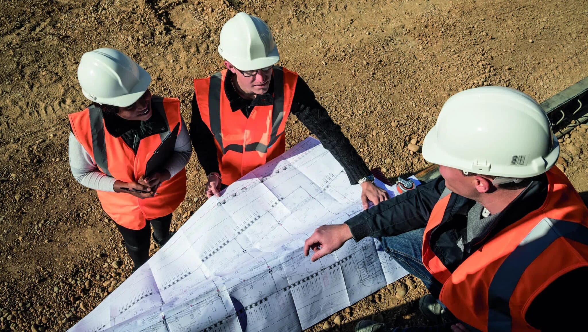 Equipe de chantier avec des casques et vestes